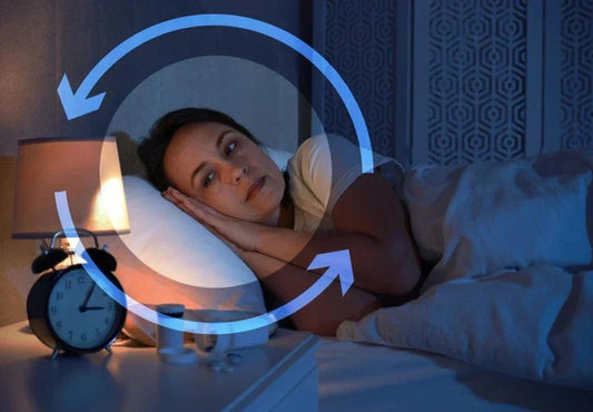 Le cycle de sommeil : Une femme couchée sur son lit qui regarde son réveil