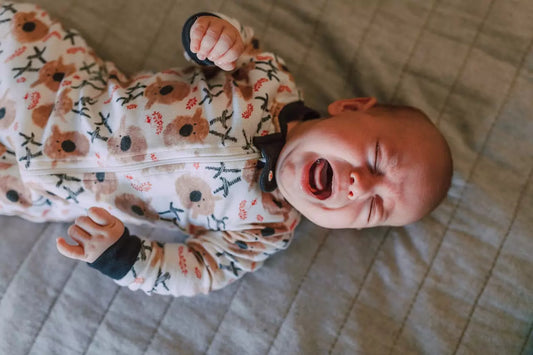 Pourquoi bébé se réveille en pleurant ?