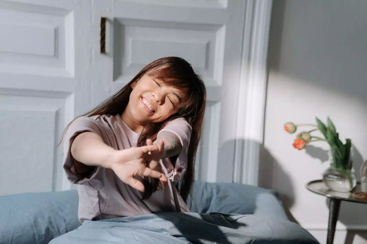 Une femme qui se réveille de bonne humeur le matin