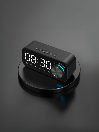 Radio réveil noir design posé sur un socle