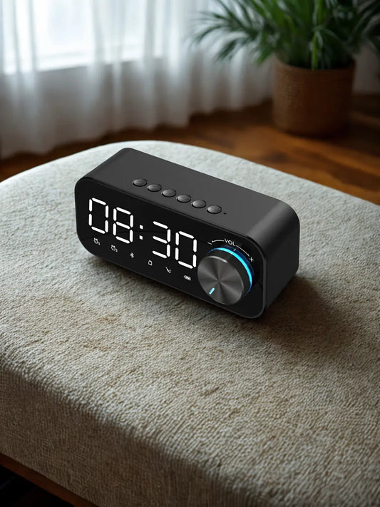 Un radio réveil posé sur une table basse