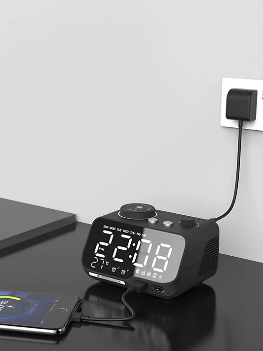 Radio réveil moderne qui est branché sur une prise et qui charge un téléphone en même temps